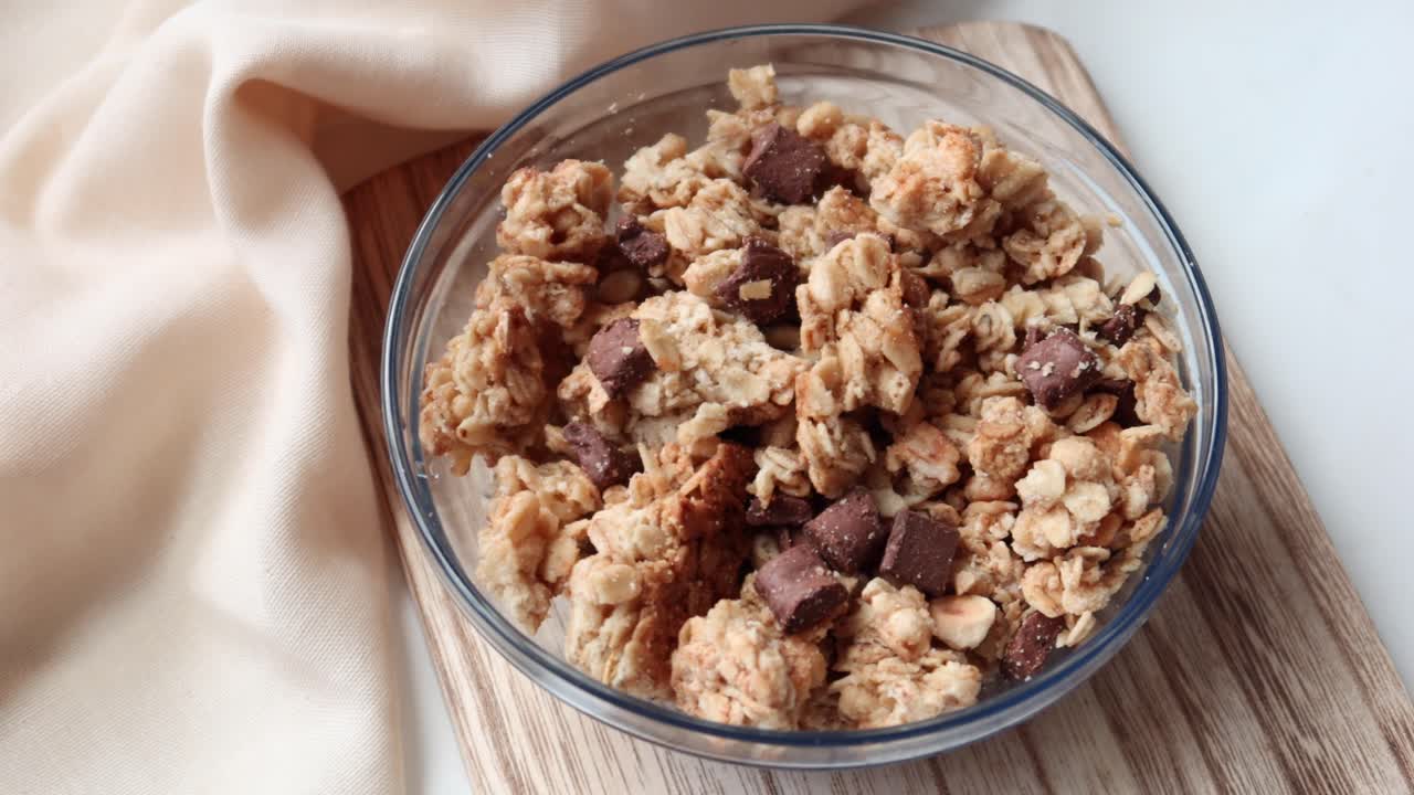 granola con trozos de chocolate en un tazón de vidrio