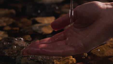 mano tratando de tomar agua