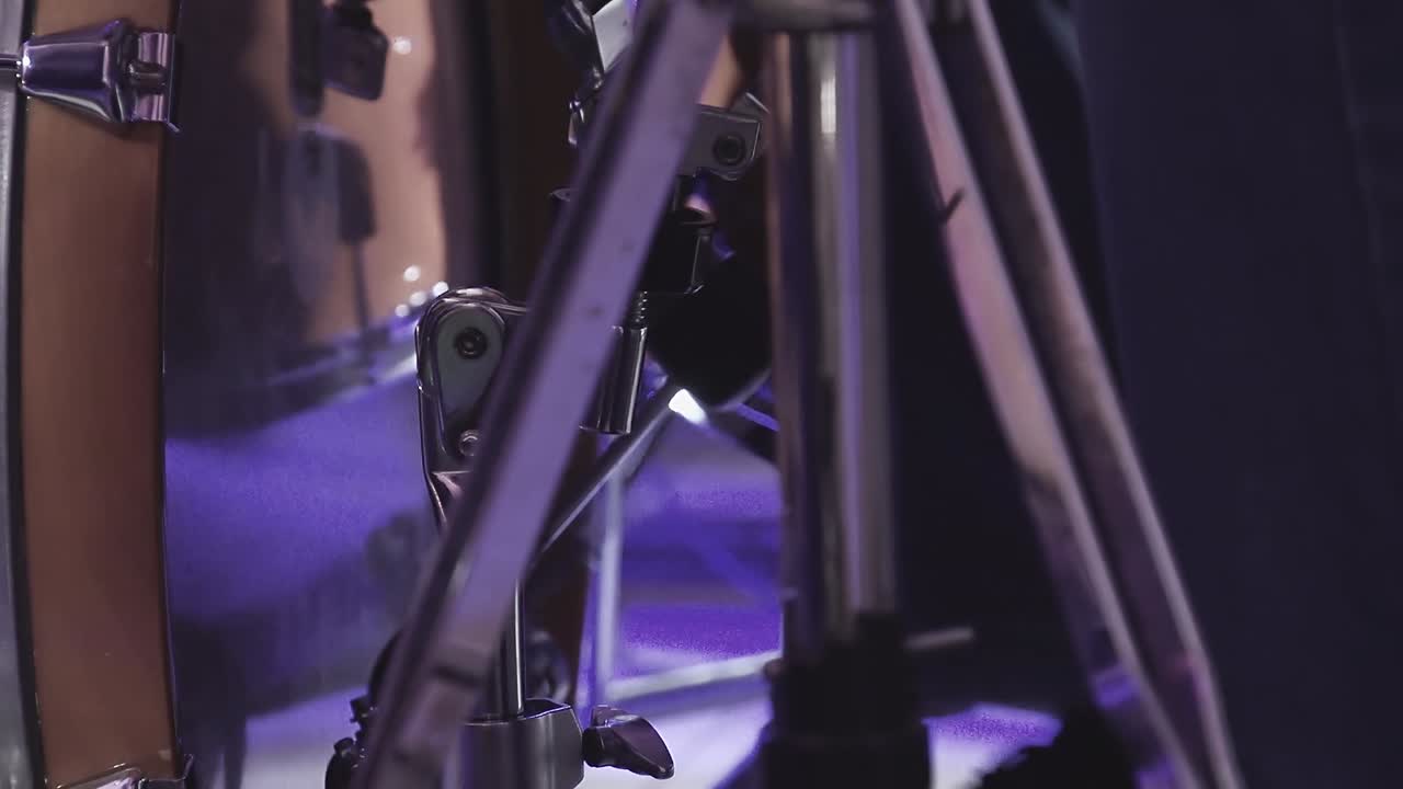 batterista suona strumenti a percussione in un concerto come parte di un gruppo musicale