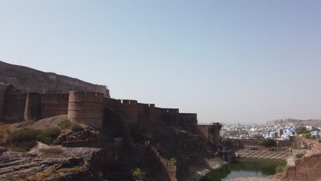 Weitwinkelaufnahme-Von-Der-Blauen-Stadt-Jodhpur-Zum-Fort-Mehrangarh-In-Rajasthan,-Indien