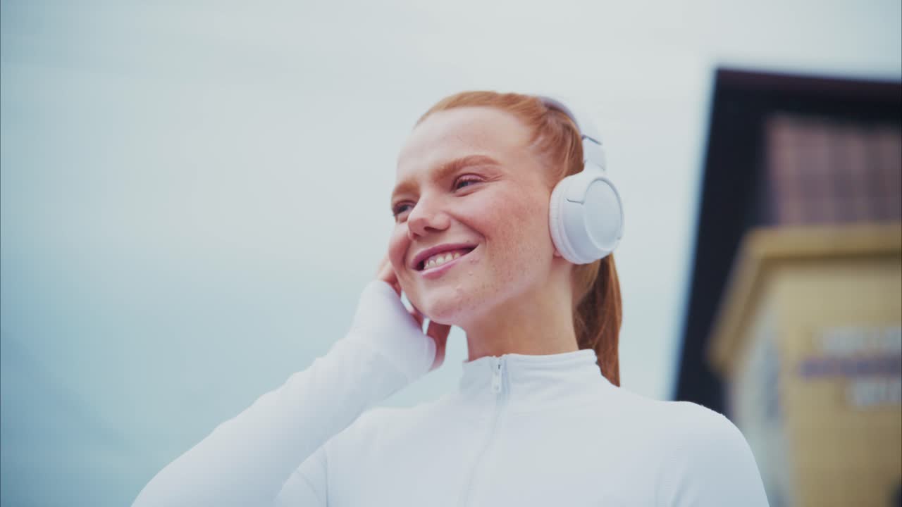 Donna con le cuffie che ascolta musica