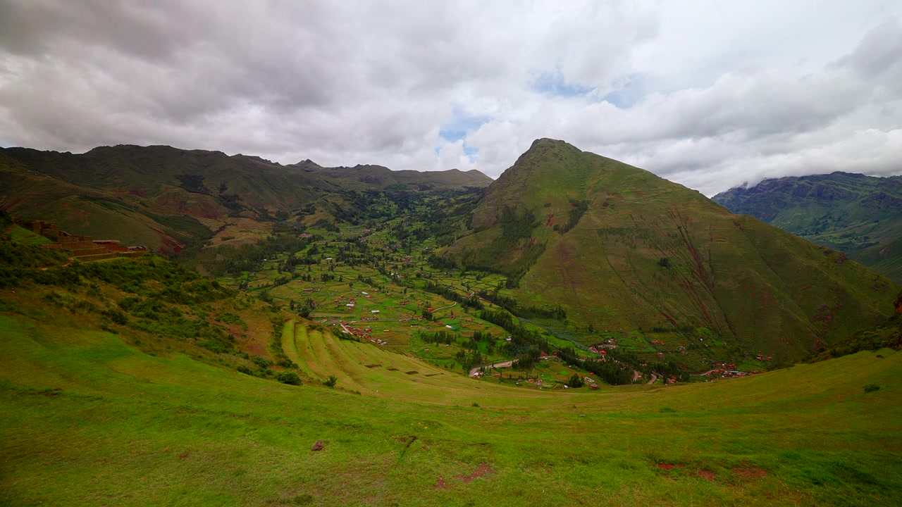 Montagne verdi lussureggianti e terrazzamenti agricoli della regione di Pisac nella Valle Sacra delle Ande, Perù.
