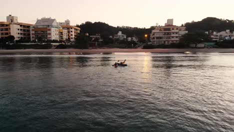 Amigos-En-Kayak-A-La-Costa-De-Brasil