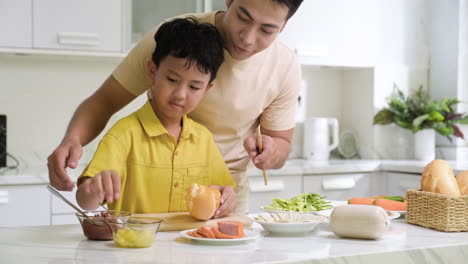 Hombre-Asiático-Y-Niño-En-La-Cocina