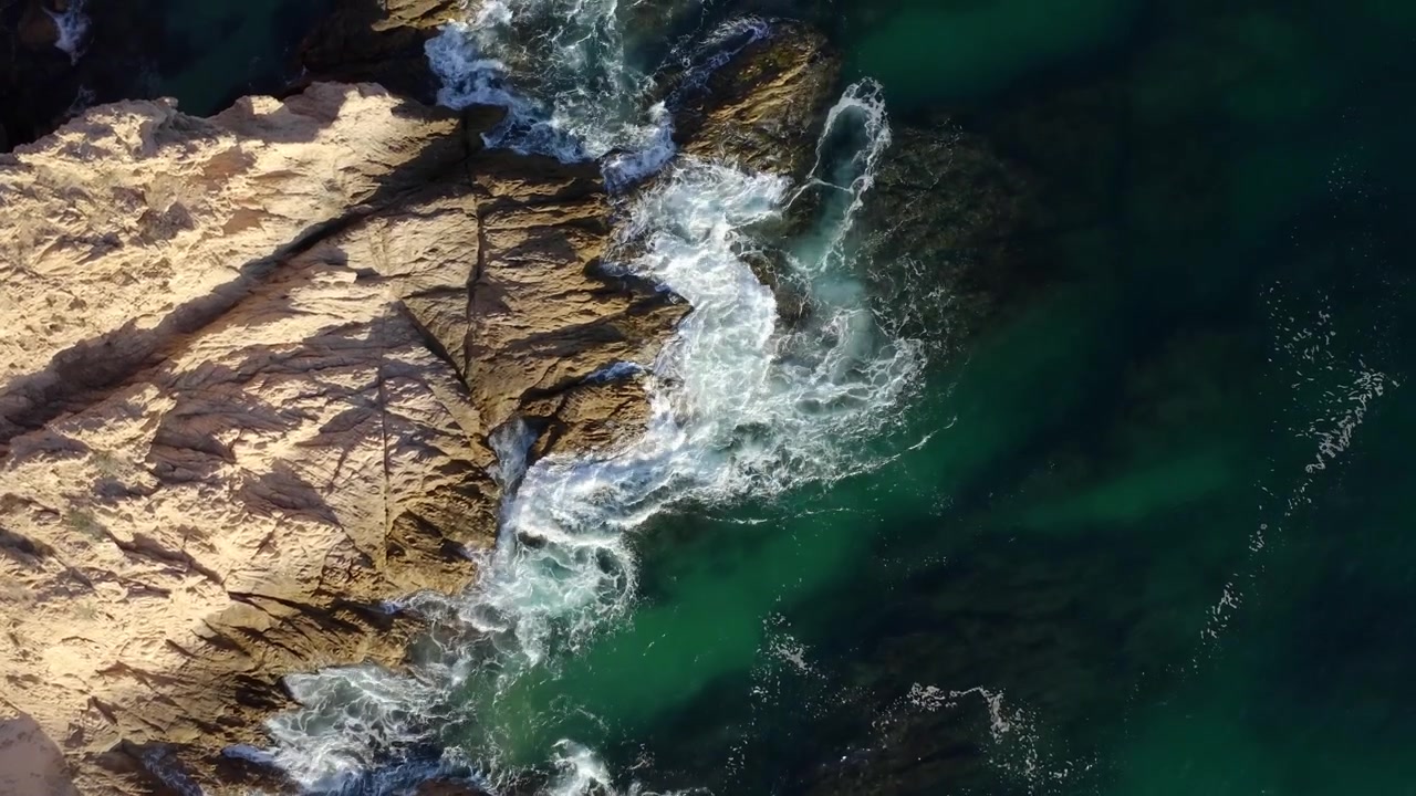 Câmera lenta da praia perto de Los Arcos em Cabo San Lucas, Baja California Sur