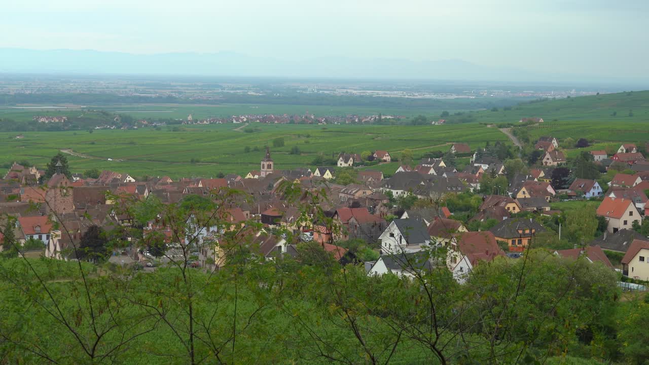 hermoso panorama de riquewihr en la región de colmar, este de francia