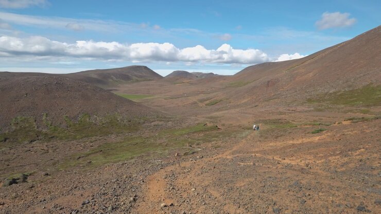 Vista ripresa a mano del campo lavico di Fagradalsfjall con escursionisti nella penisola di Reykjanes, Islanda, paesaggio vulcanico