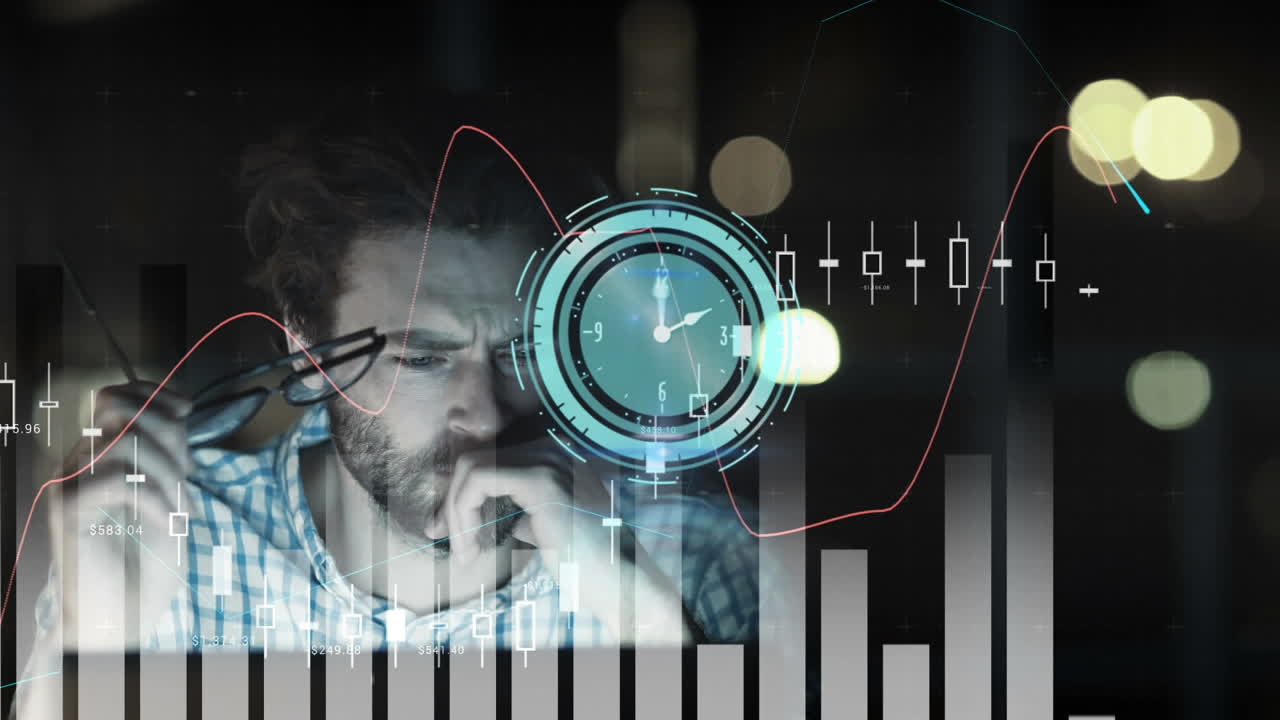 animación de reloj con manecillas giratorias y gráficos en la interfaz sobre el hombre trabajando en la computadora
