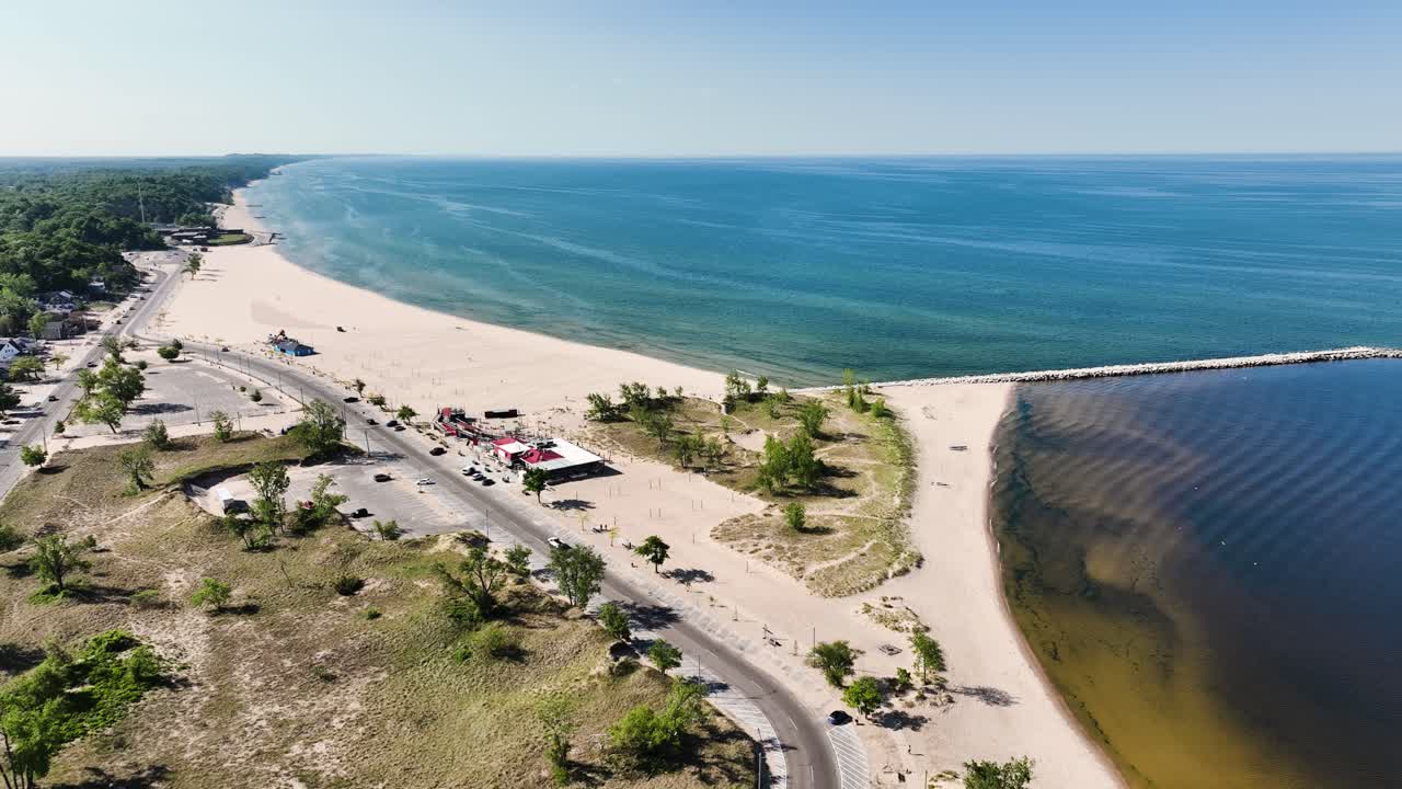 descendiendo sobre la herradura cerca de la costa del lago michigan en muskegon