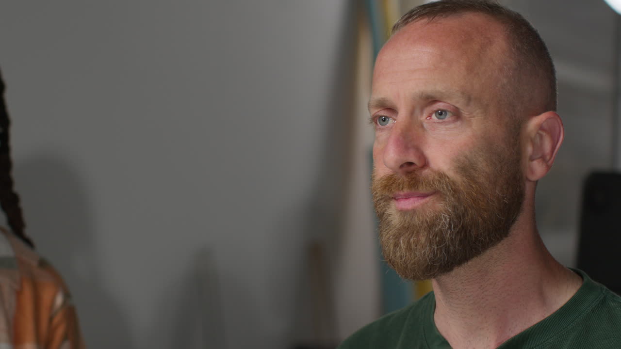 다른 사람 과 대화 하는 사람