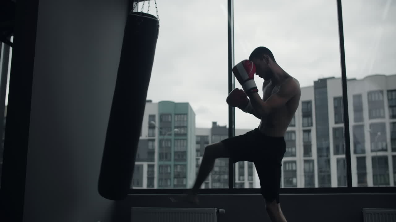 권투 체육관에서 훈련하는 남자