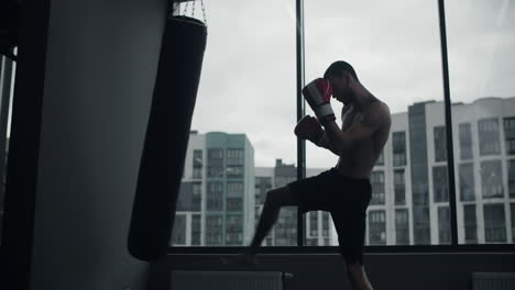 hombre entrenando en el gimnasio de boxeo