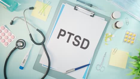 ptsd escrito en papel médico