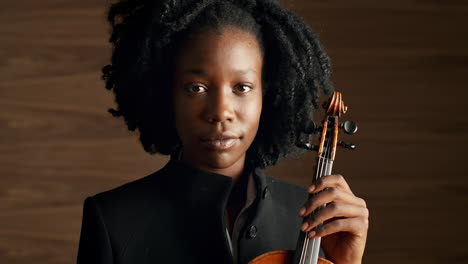 Porträt-Einer-Klassischen-Musikerin-Mit-Violine,-Afroamerikanerin