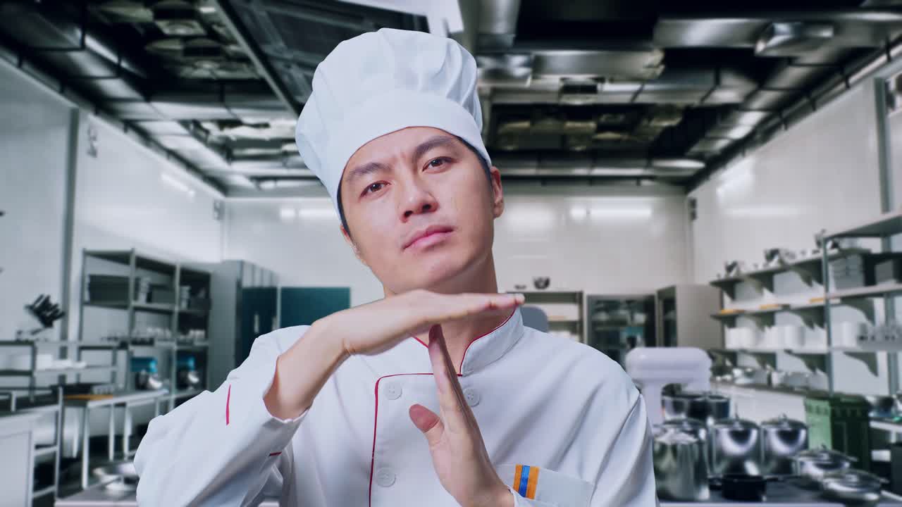 셰프가 제스처를 하고 있습니다.