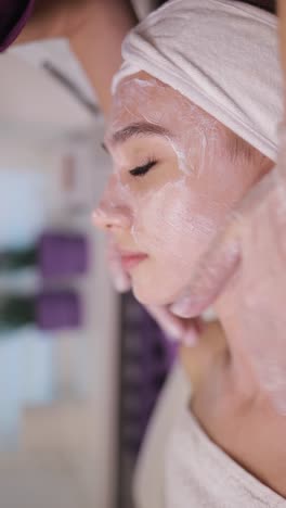 mujer recibiendo un tratamiento facial