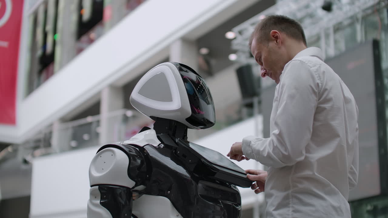 ingeniero electrónico científico de trabajo inventor en construcción de robots. cámara lenta. tecnologías robóticas modernas. concepto de robot futurista. inteligencia artificial robots virtuales y humanos.