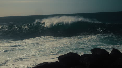 las poderosas olas del océano