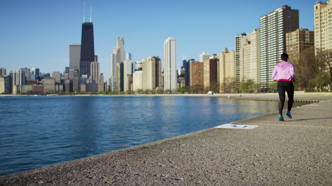 스마트워치를 이용해 달리는 아프리카계 미국인 여성