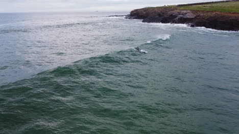 Surfer-Genießen-Die-Raue-See-Der-Küste-Von-Cornwall-In-Harlyn-Bay