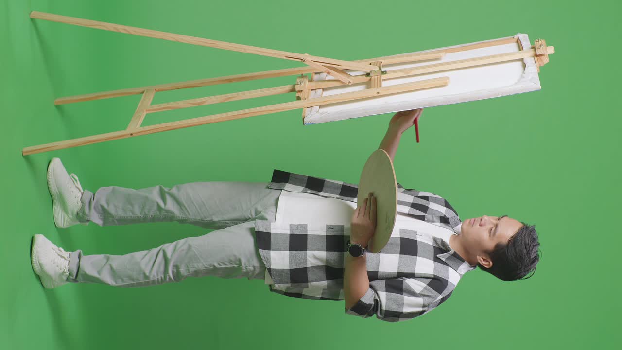 hombre pintando en un estudio