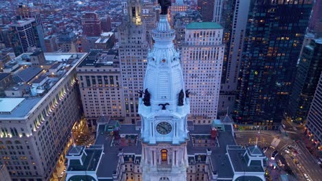 Navidad-En-Filadelfia,-Panorama-Aéreo-Del-Pueblo-Navideño-En-La-Hora-Dorada,-Ayuntamiento