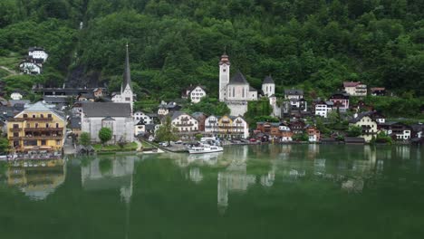 místico día lluvioso en hallstatt, austria