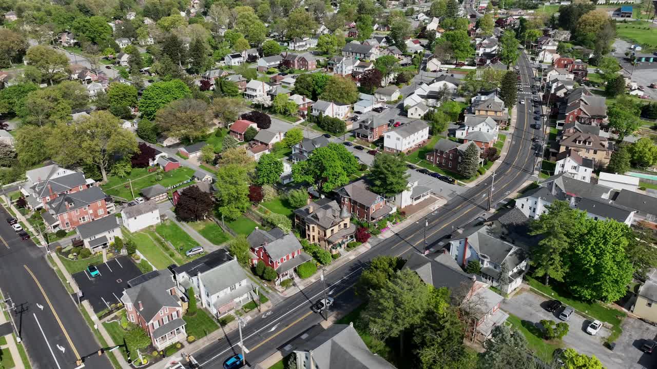 Ripresa aerea in avvicinamento del centro città americano con auto all'incrocio.