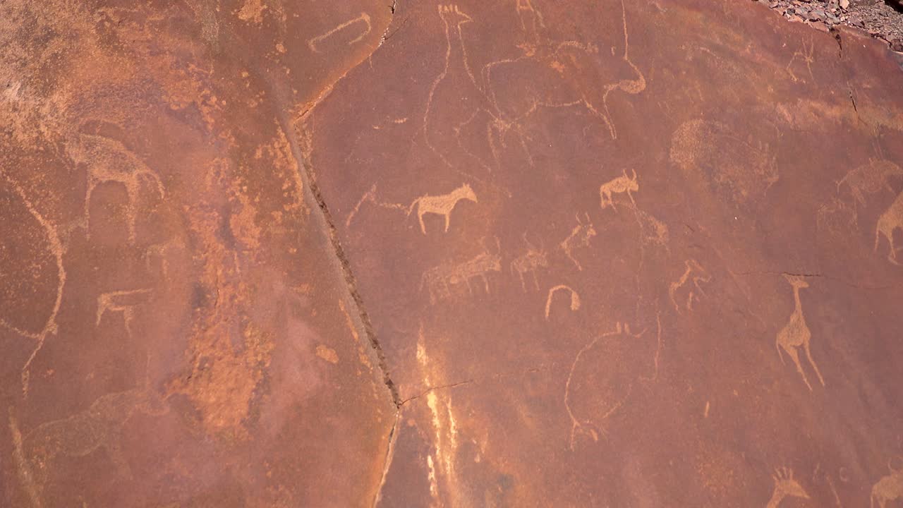 panorámica de múltiples pinturas rupestres en twyfelfontein, namibia.