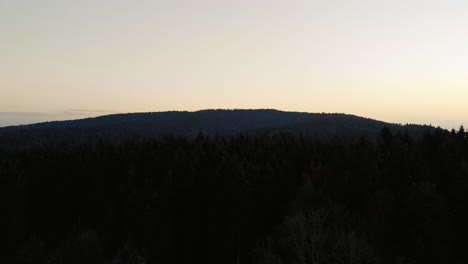 Clip-Aéreo-Sobre-Una-Colina-En-La-Zona-De-Los-Alpes-Bávaros,-Durante-El-Amanecer