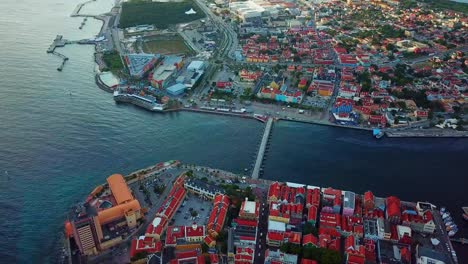 Vista-Aérea-Inclinada-Hacia-Abajo-De-Los-Distritos-De-Punda-Y-Otrobanda-En-El-Centro-Histórico-De-Willemstad,-Capital-De-Curacao,-Isla-Caribeña-Holandesa