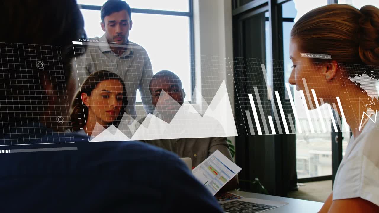Un présentateur parle, une ligne se transforme en barres superposées pendant qu'une équipe analyse des données d'entreprise.