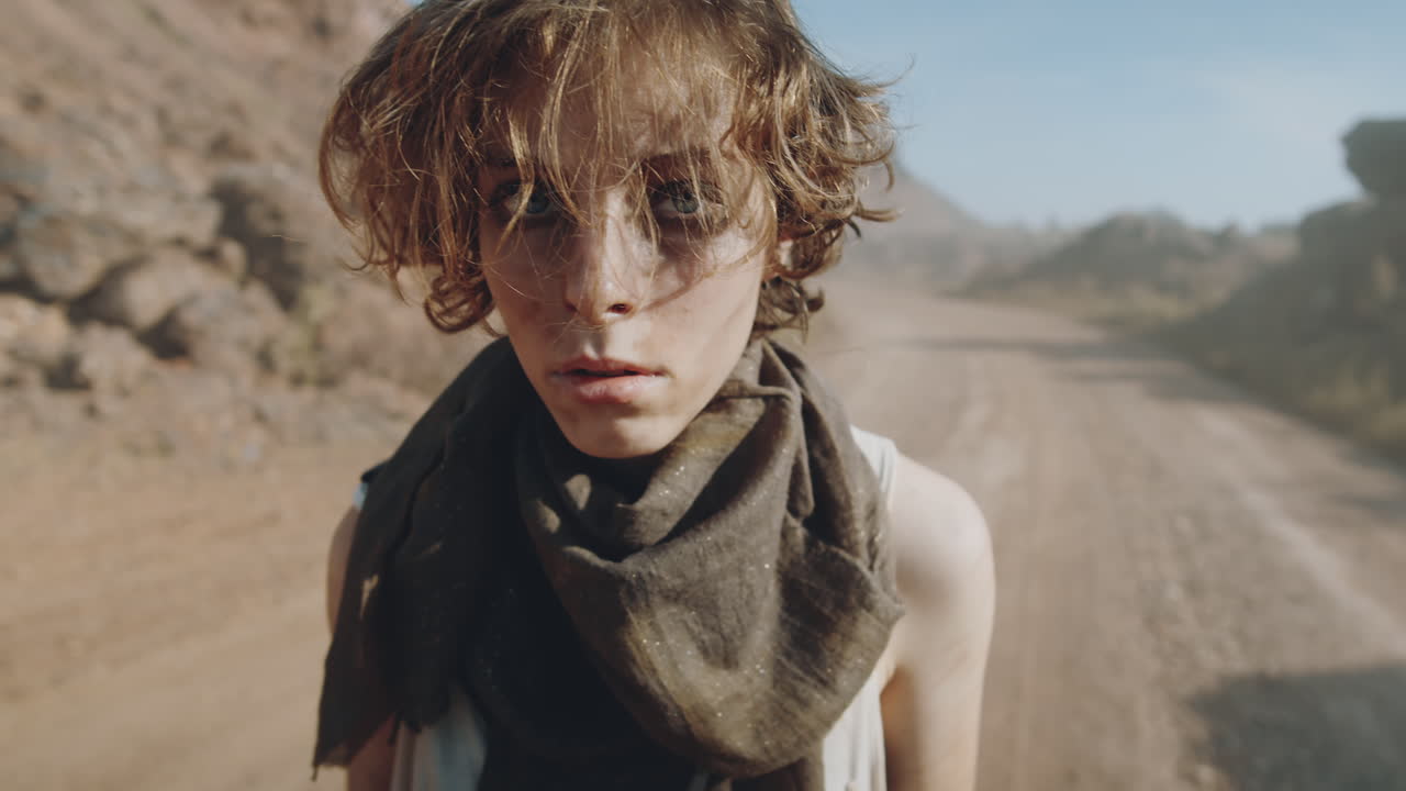 retrato de una mujer en un mundo post-apocalíptico