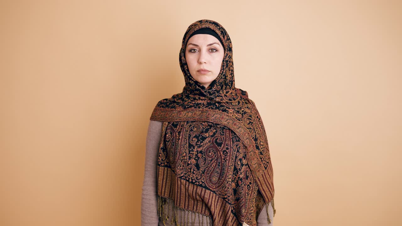 Ritratto di una donna musulmana con hijab e scialle