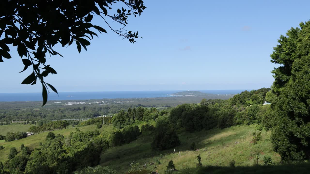 vegetación exuberante y vista expansiva del horizonte