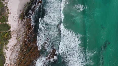 Las-Olas-Turquesas-Del-Océano-Se-Lavan-En-La-Playa-Vacía-Y-Escarpada-De-Ciudad-Del-Cabo---Antena-De-Arriba-Hacia-Abajo