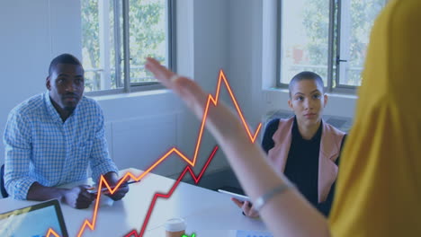 animación del procesamiento de datos financieros sobre diversas personas de negocios en la oficina