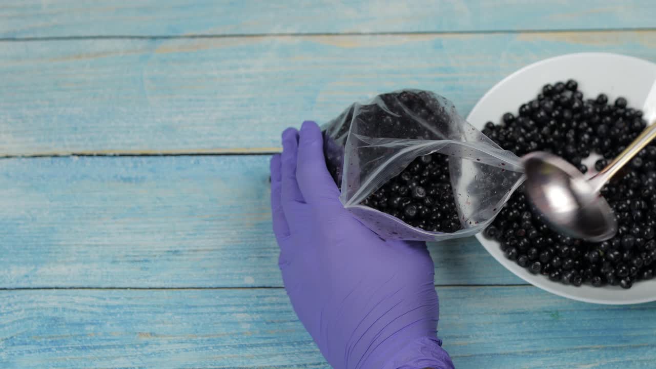 embalaje de arándanos en bolsas de plástico con cremallera para congelar. congelados, frutas de conservación, bayas alimentos