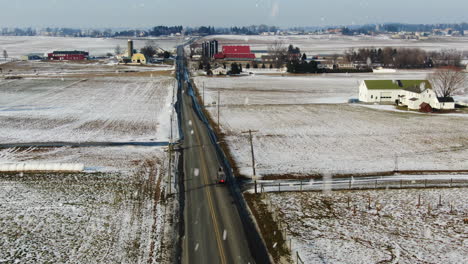 Luftpferd-Und-Buggy-Fahren-Während-Des-Schneesturms-Entlang-Der-Landstraße