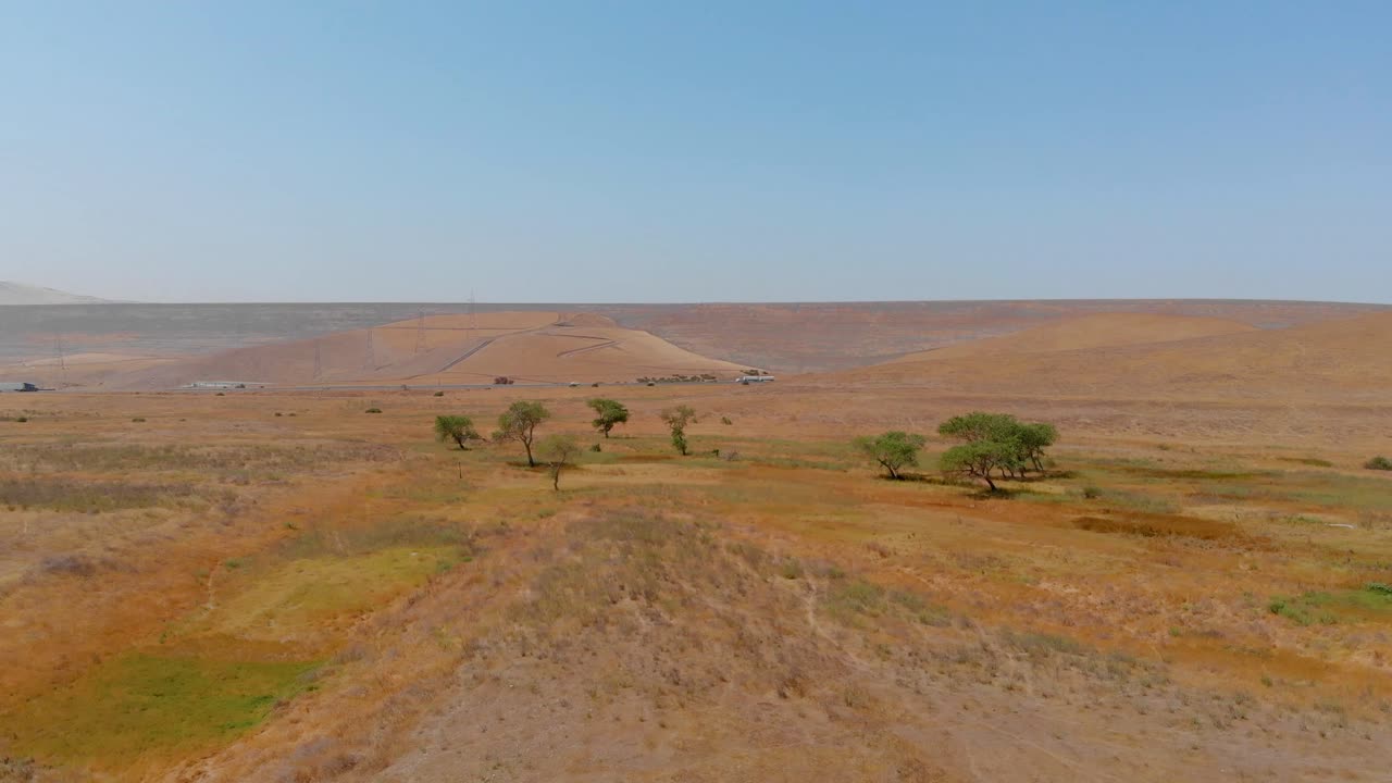 paisaje desértico con cielos azules tiro aéreo movimiento de cámara de camión