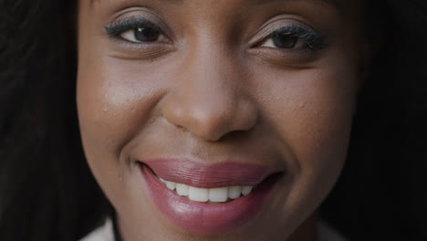 Retrato-Feliz-Mujer-Afroamericana-Sonriendo