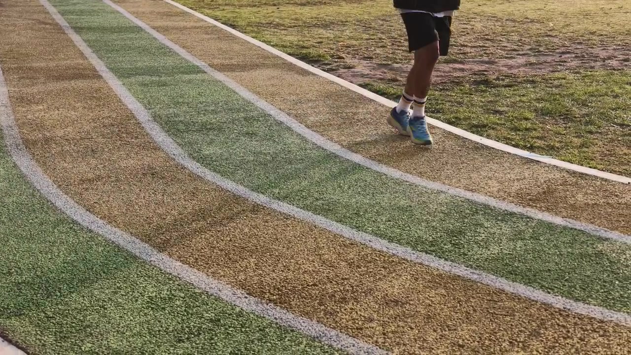 Dette perspektiv viser en løbebane, der bruges til løb eller gang ved Paseban Field i Bantul, Indonesien. Temaet er sundhed, fitness og faciliteter i det fri.