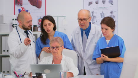 equipo médico discutiendo el diagnóstico sobre los problemas de tratamiento de los pacientes