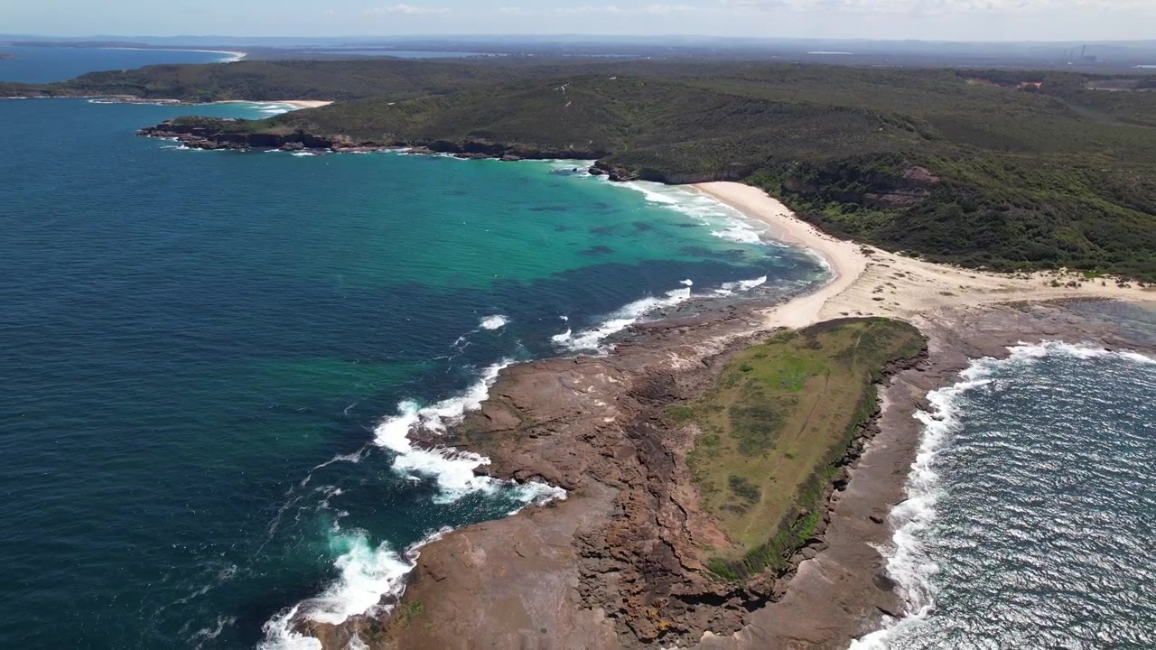 Flat Rocks Point e Ghosties Beach nel Nuovo Galles del Sud, Australia - Ripresa aerea con drone
