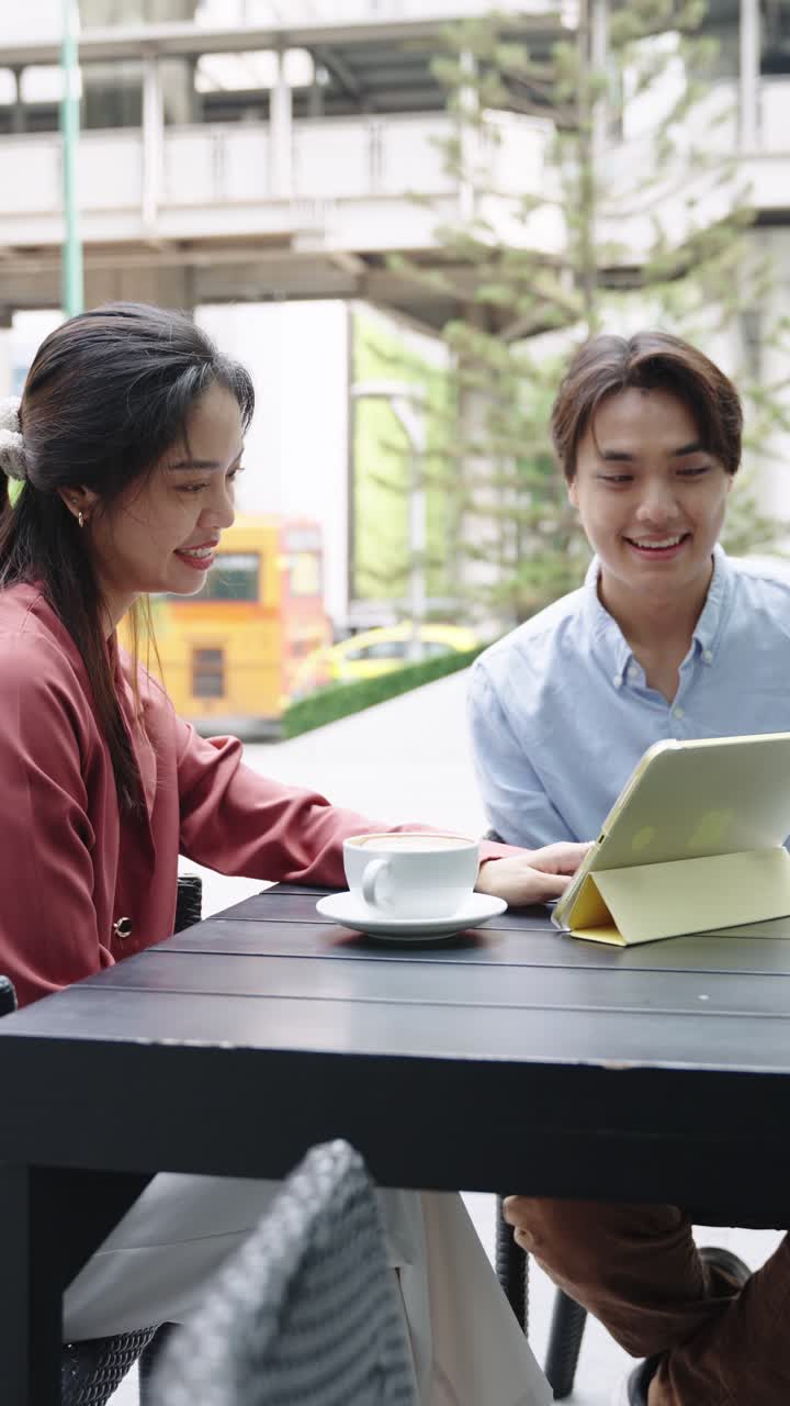 People having a meeting at a cafe