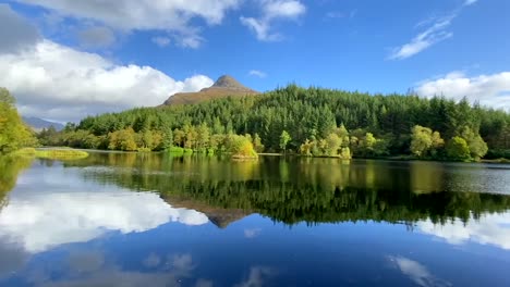 Paisaje-Y-Reflejos-De-Un-Lago-En-Glencoe-Lochan-En-Un-Día-Soleado