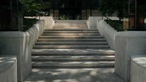 grandes escalones de piedra de entrada de un hotel de lujo