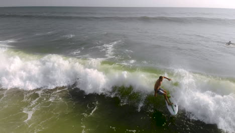 Epische-Drohnenfahrt-Eines-Surfers,-Der-Auf-Einer-Welle-Reitet