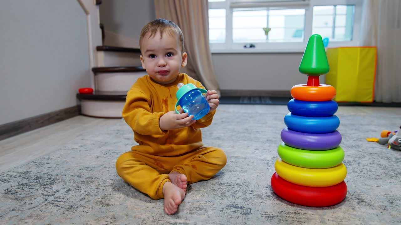 bebé jugando con juguetes