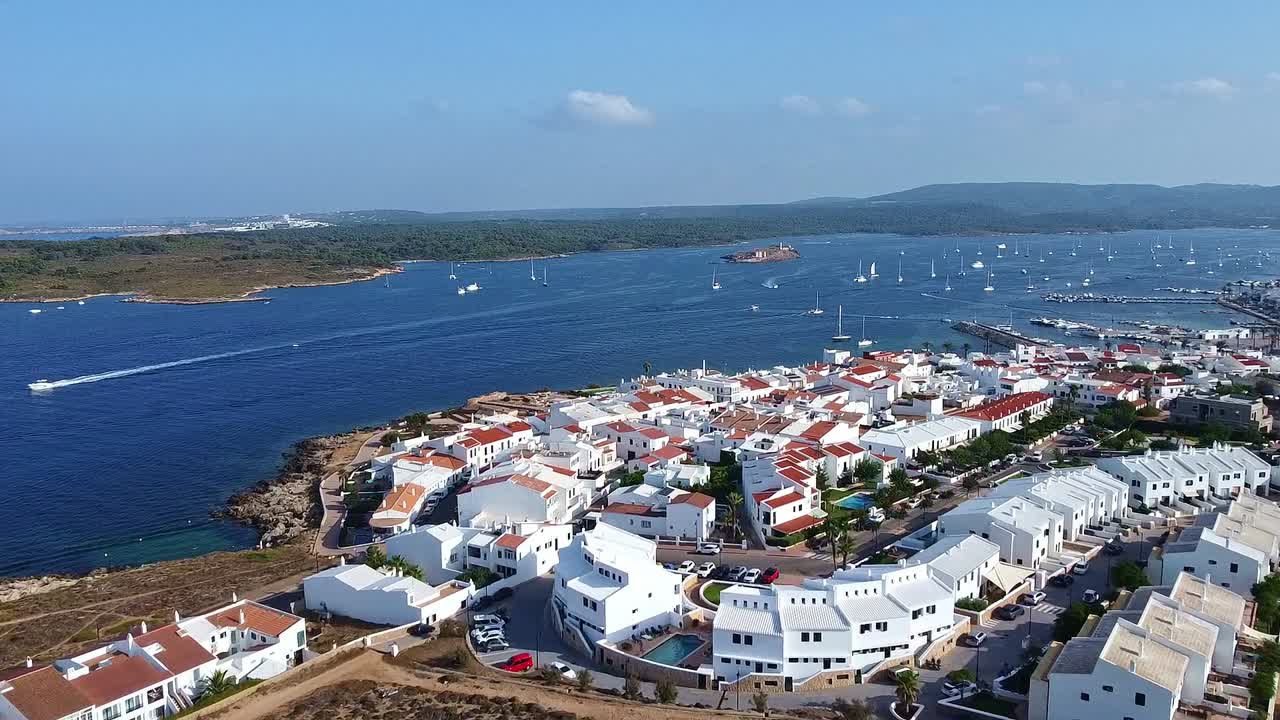 ubicación pintoresca del puerto, fondo de cielo azul, vacaciones en las islas